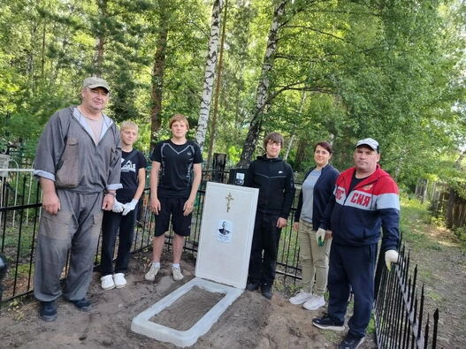Волонтёры трудового лагеря вместе с педагогами привели в порядок место захоронения участника Великой Отечественной войны