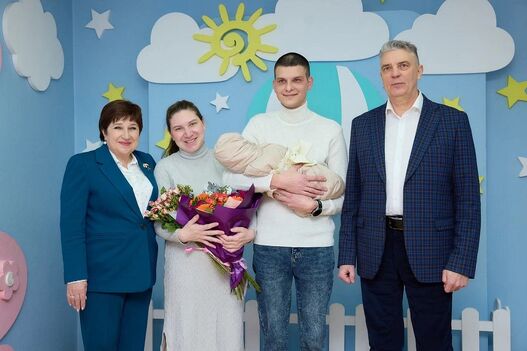 Ольга Хохлова поздравила семью фельдшеров с рождением первенца